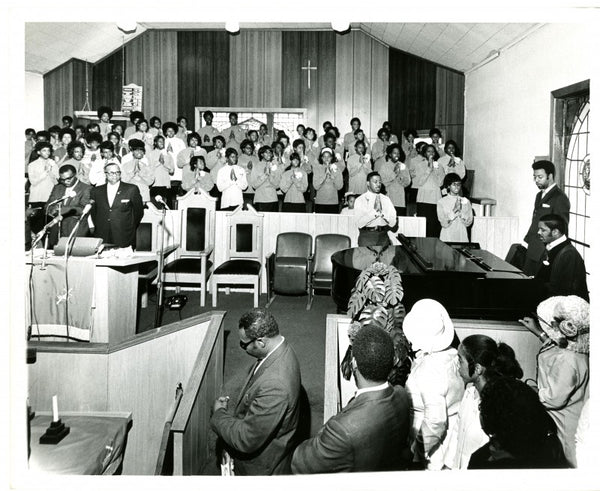 Pastor T. L. Barrett and the Youth for Christ Choir // Shall Wear A Cr ...